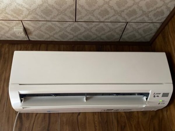 ちょっとした傾斜のエアコン工事の画像