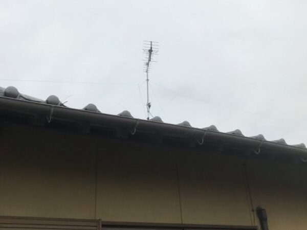 ２階屋根馬アンテナ工事の画像
