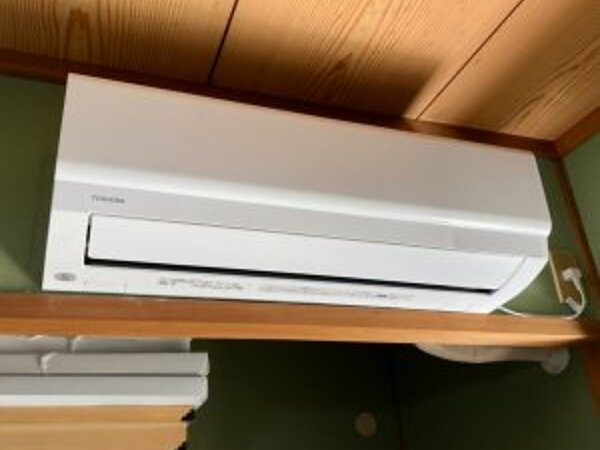 エアコンの取付けで穴を何か所も通る工事の画像